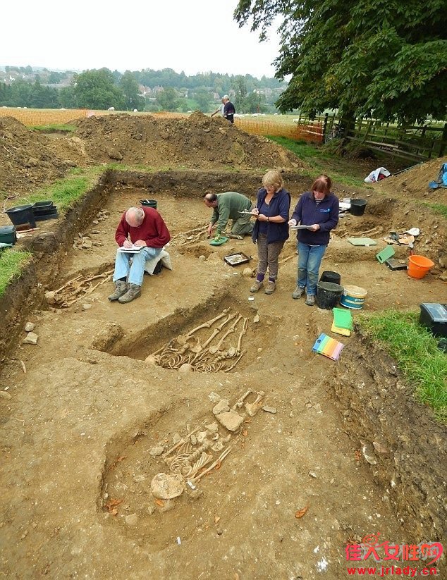 Archeologists Found A Couple Holding Hands For 700 Years 2