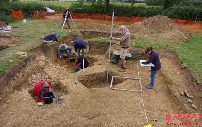 Archeologists Found A Couple Holding Hands For 700 Years 1