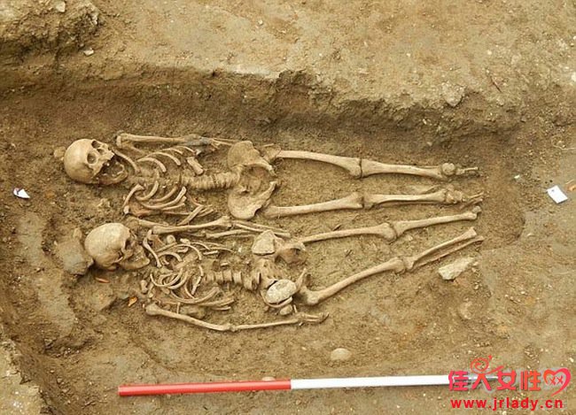 Archeologists Found A Couple Holding Hands For 700 Years 3